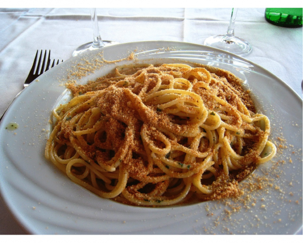 christmas recipes spaghetti with anchovies and breadcrumb