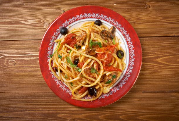 Alt="vorrei italian Spaghetti puttanesca with anchovies"